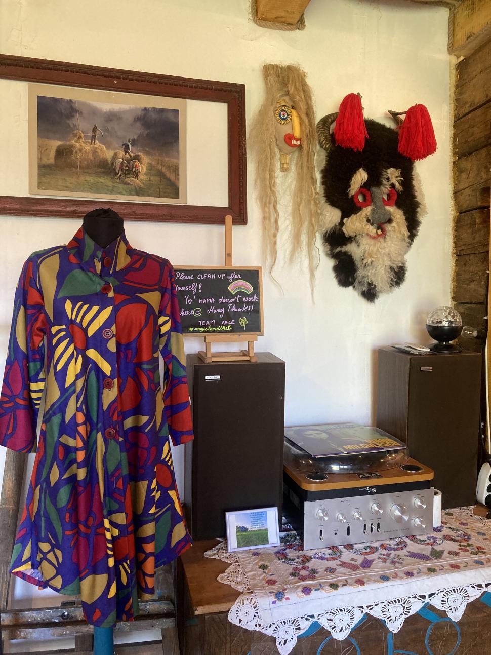 Doi soți din Cluj s-au mutat la țară și au construit un „cartier” idilic de căsuțe din lemn, în satul Breb din Maramureș 934110