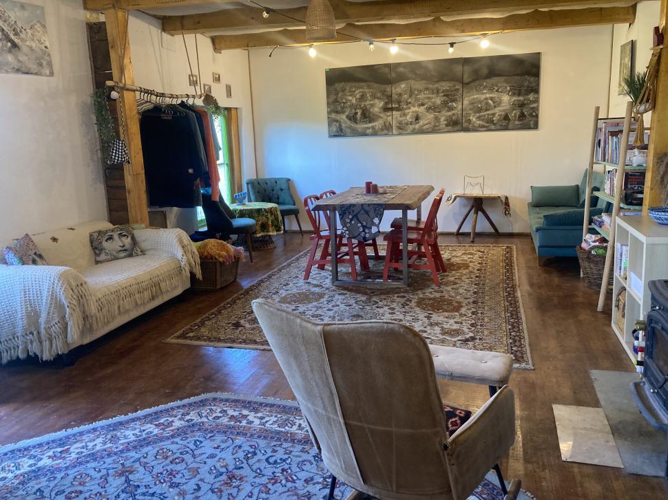 Doi soți din Cluj s-au mutat la țară și au construit un „cartier” idilic de căsuțe din lemn, în satul Breb din Maramureș 934113