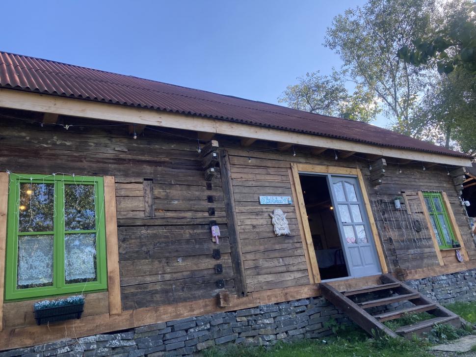 Doi soți din Cluj s-au mutat la țară și au construit un „cartier” idilic de căsuțe din lemn, în satul Breb din Maramureș 934115