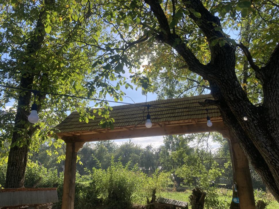 Doi soți din Cluj s-au mutat la țară și au construit un „cartier” idilic de căsuțe din lemn, în satul Breb din Maramureș 934128