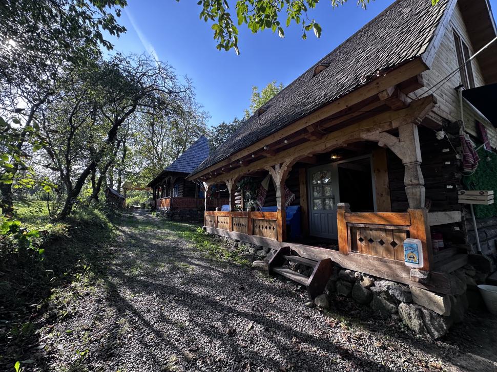 Doi soți din Cluj s-au mutat la țară și au construit un „cartier” idilic de căsuțe din lemn, în satul Breb din Maramureș 934136