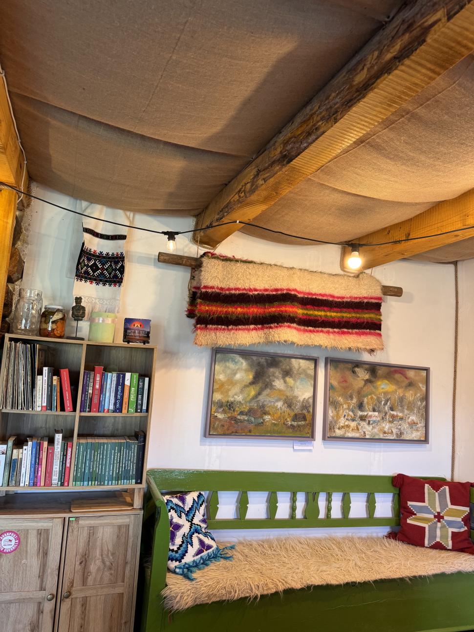 Doi soți din Cluj s-au mutat la țară și au construit un „cartier” idilic de căsuțe din lemn, în satul Breb din Maramureș 934138