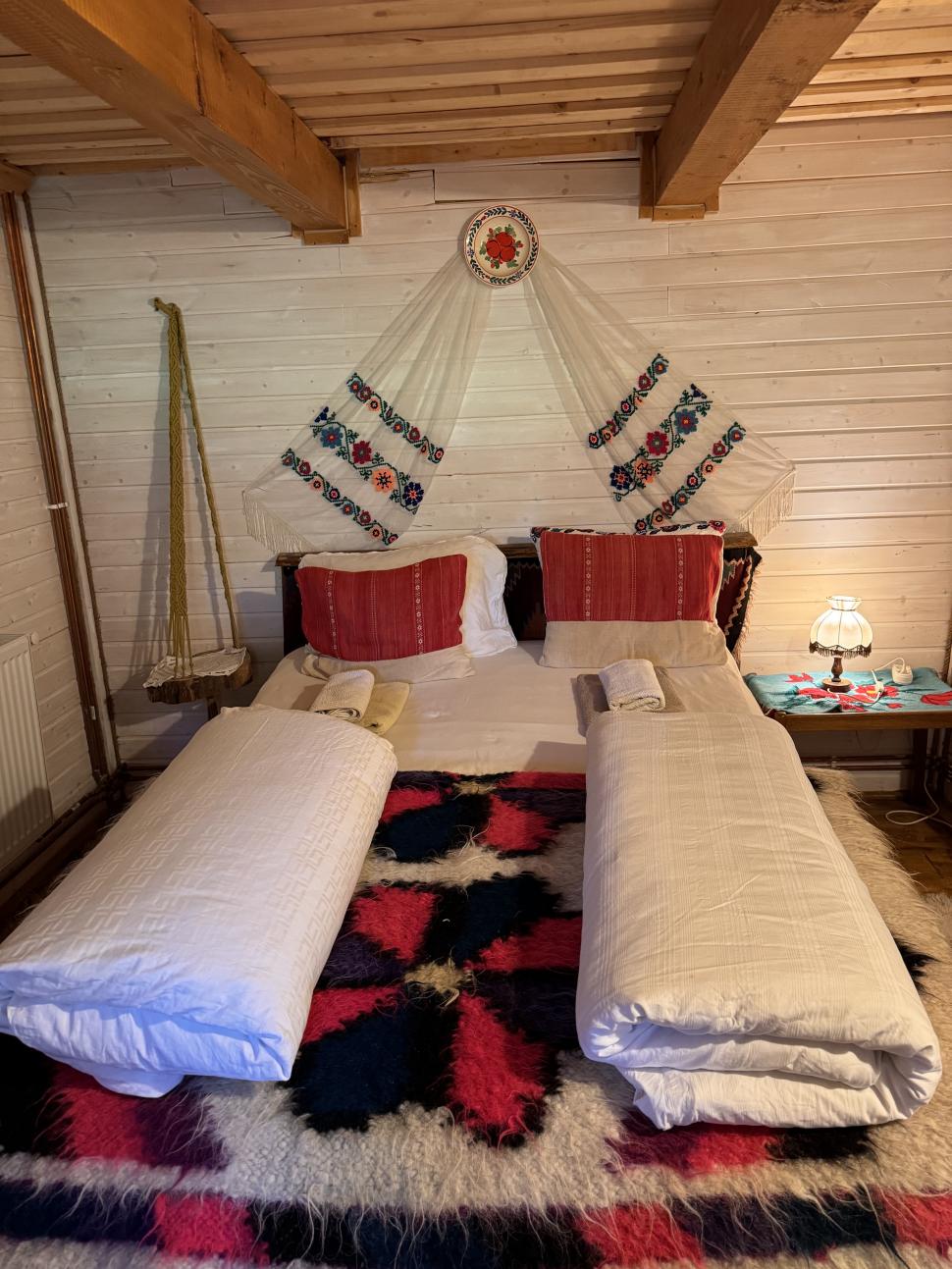 Doi soți din Cluj s-au mutat la țară și au construit un „cartier” idilic de căsuțe din lemn, în satul Breb din Maramureș 934143