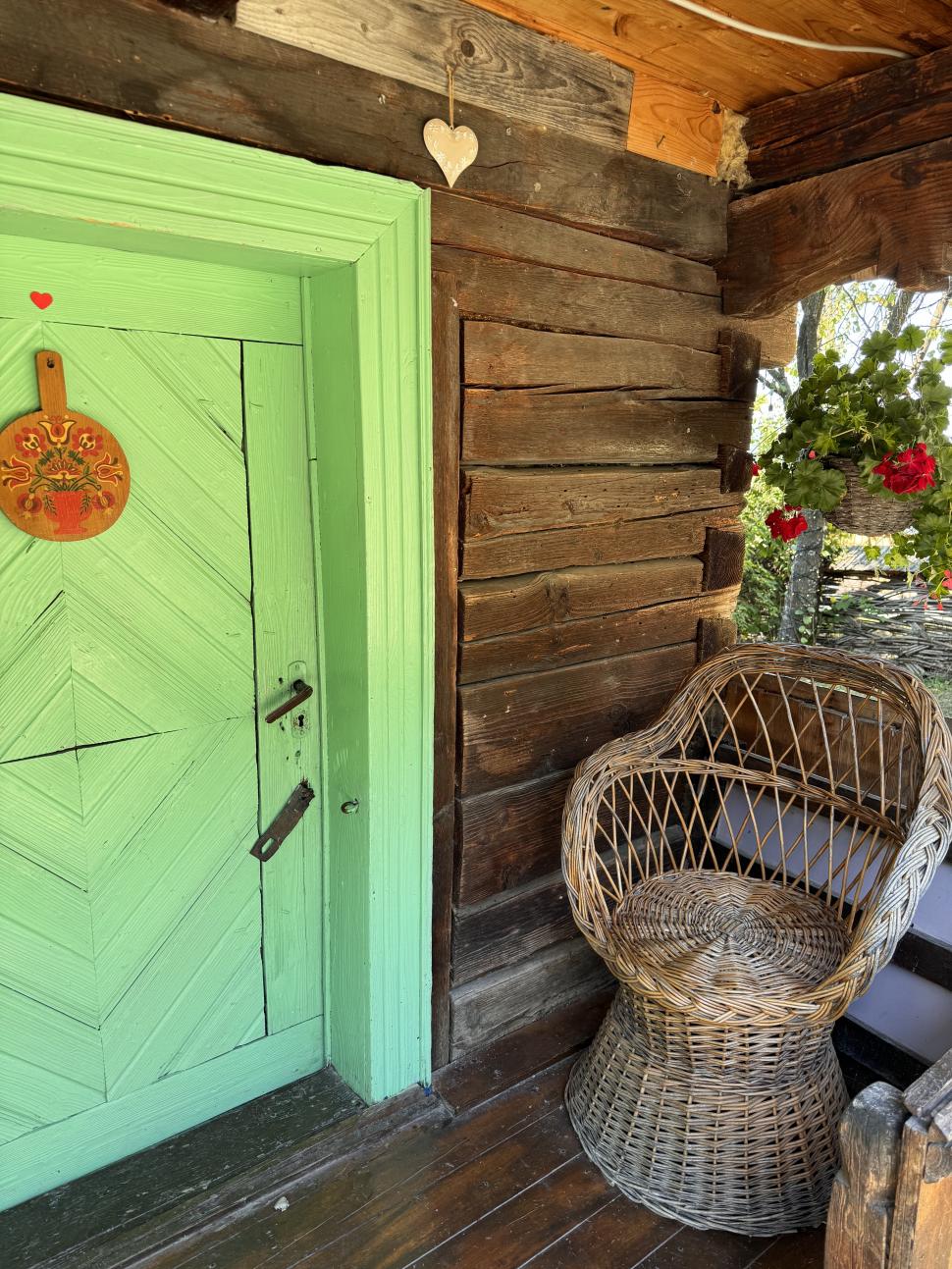 Doi soți din Cluj s-au mutat la țară și au construit un „cartier” idilic de căsuțe din lemn, în satul Breb din Maramureș 934144