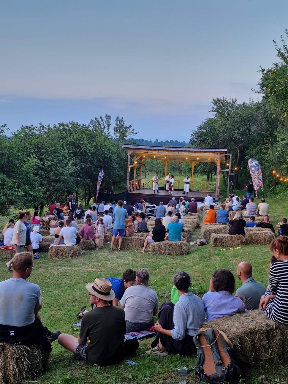 Doi soți din Cluj s-au mutat la țară și au construit un „cartier” idilic de căsuțe din lemn, în satul Breb din Maramureș 934171