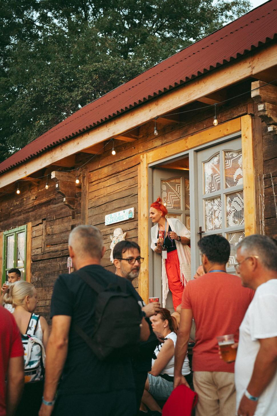 Doi soți din Cluj s-au mutat la țară și au construit un „cartier” idilic de căsuțe din lemn, în satul Breb din Maramureș 934172