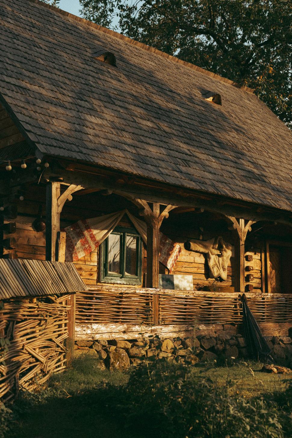 Doi soți din Cluj s-au mutat la țară și au construit un „cartier” idilic de căsuțe din lemn, în satul Breb din Maramureș 934173