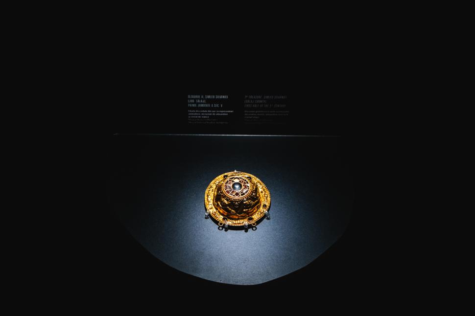 O piesă de tezaur unică în lume poate fi văzută în Cluj. Cum arată fibula imperială din aur masiv și decorată cu onix 934724