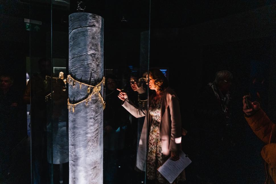 O piesă de tezaur unică în lume poate fi văzută în Cluj. Cum arată fibula imperială din aur masiv și decorată cu onix 934726