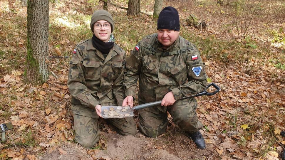 Tezaur de monede rare din anii 1500-1600, descoperit de un tată și un fiu în timpul unei expediții 935203