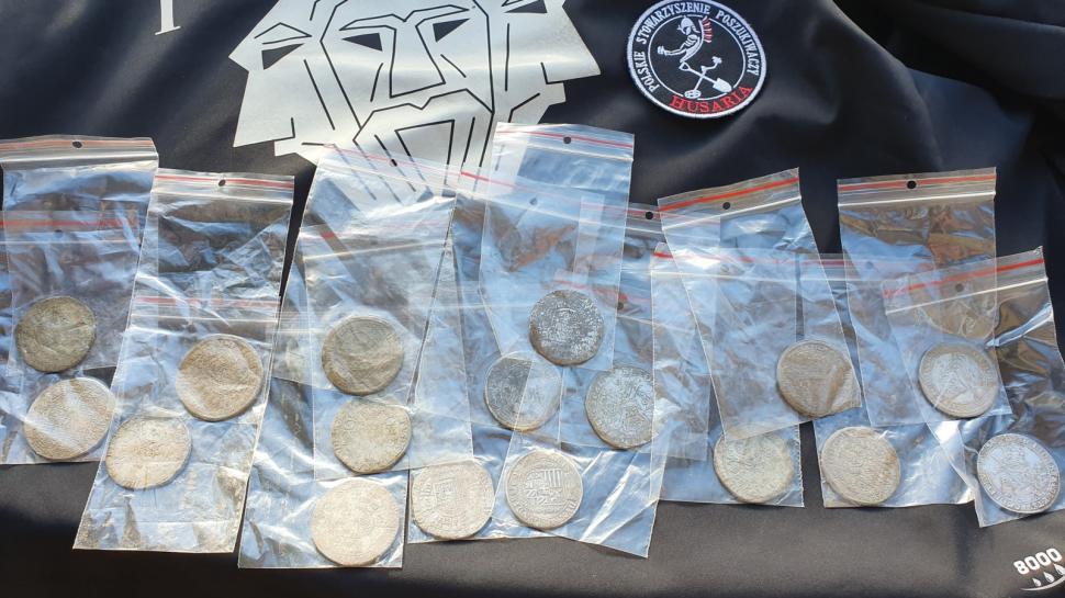 Tezaur de monede rare din anii 1500-1600, descoperit de un tată și un fiu în timpul unei expediții 935205