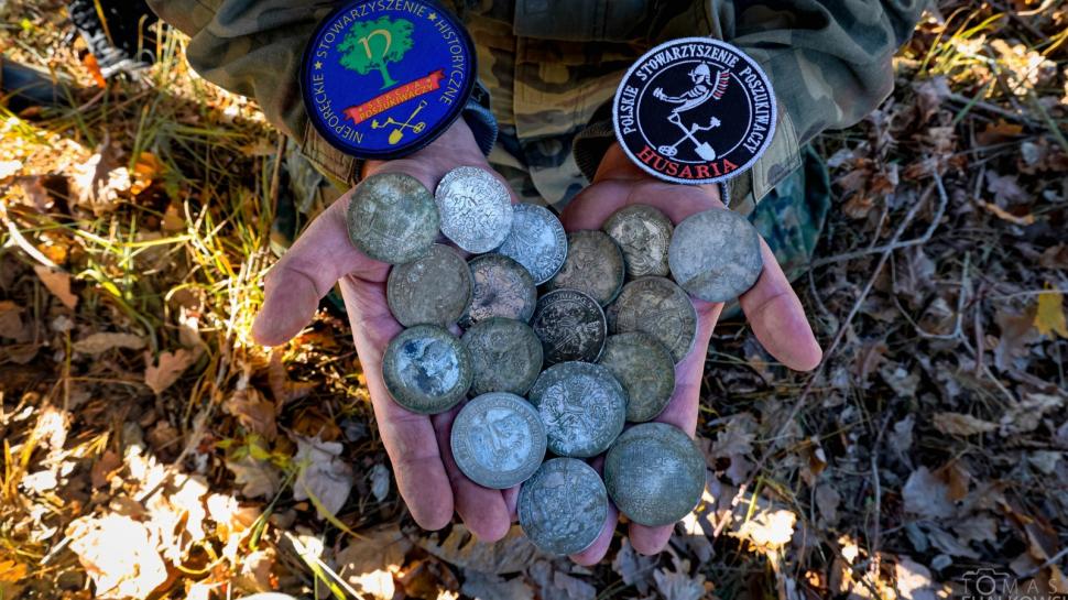 Tezaur de monede rare din anii 1500-1600, descoperit de un tată și un fiu în timpul unei expediții 935206