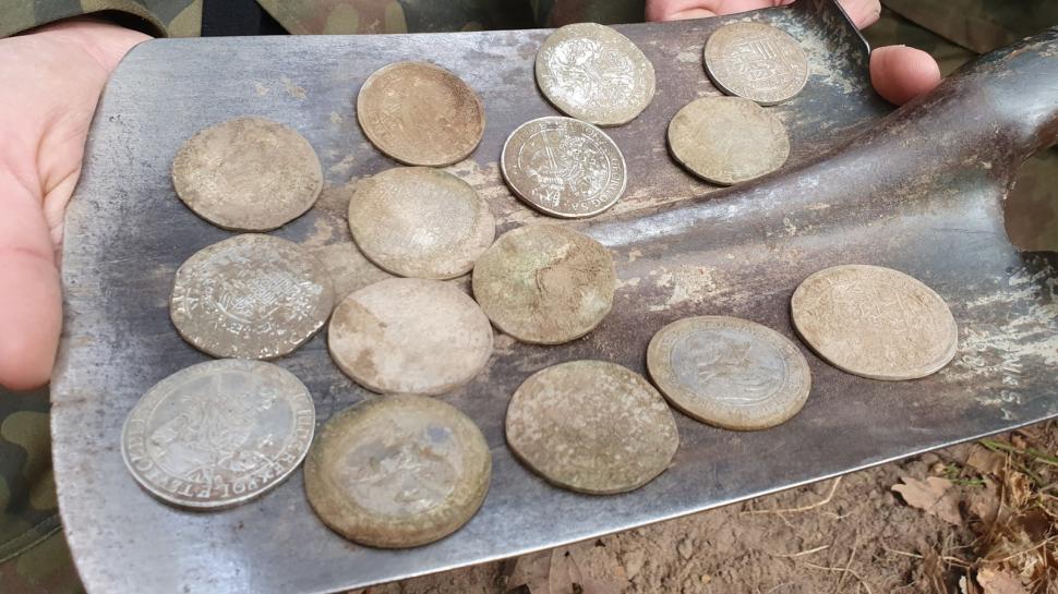 Tezaur de monede rare din anii 1500-1600, descoperit de un tată și un fiu în timpul unei expediții 935207