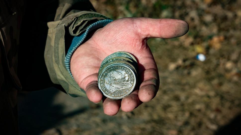 Tezaur de monede rare din anii 1500-1600, descoperit de un tată și un fiu în timpul unei expediții 935208