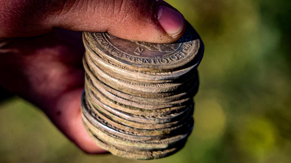Tezaur de monede rare din anii 1500-1600, descoperit de un tată și un fiu în timpul unei expediții 935210