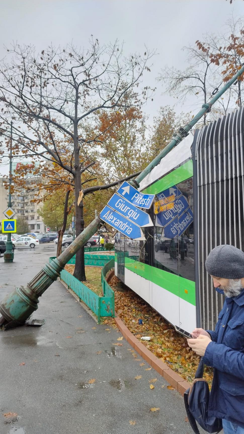 Un stâlp de iluminat s-a prăbușit peste un tramvai din Piața Unirii. Circulația pe mai multe linii este blocată 935063
