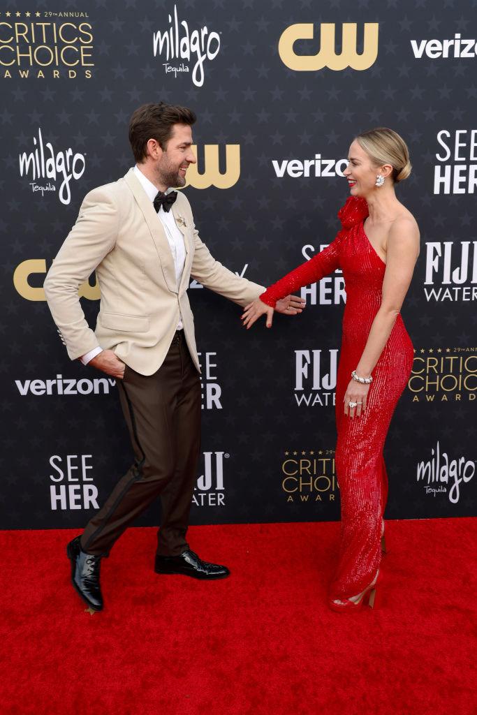 John Krasinski a fost desemnat „cel mai sexy bărbat în viață” în 2024. Este căsătorit cu o actriță celebră 935245