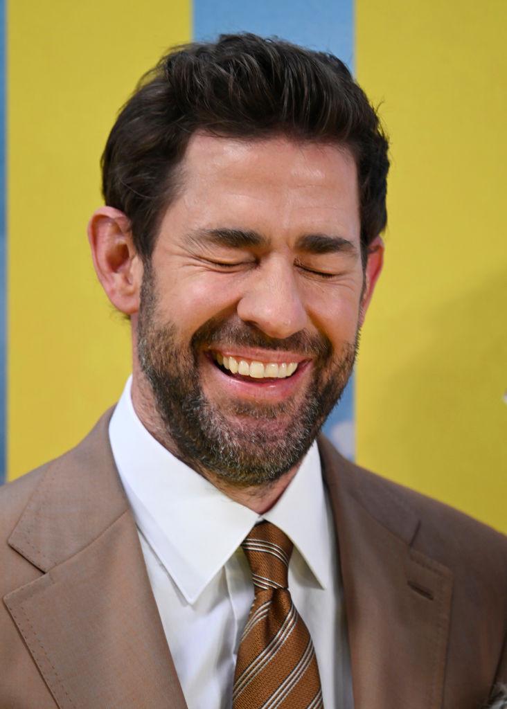 John Krasinski a fost desemnat „cel mai sexy bărbat în viață” în 2024. Este căsătorit cu o actriță celebră 935248
