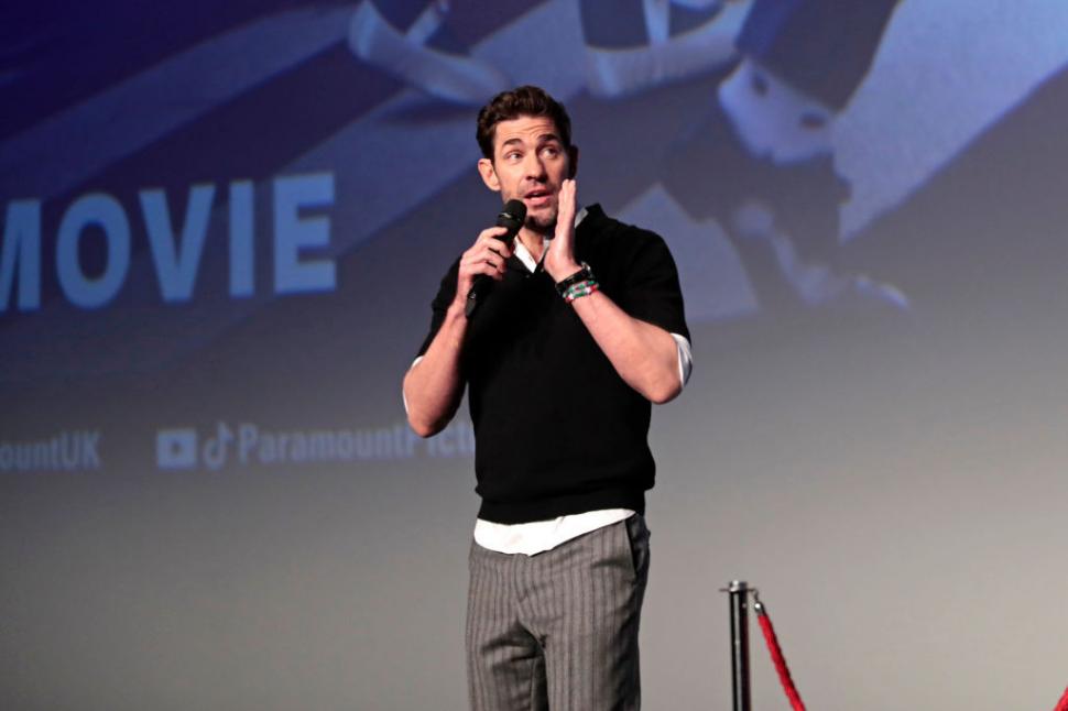 John Krasinski a fost desemnat „cel mai sexy bărbat în viață” în 2024. Este căsătorit cu o actriță celebră 935250