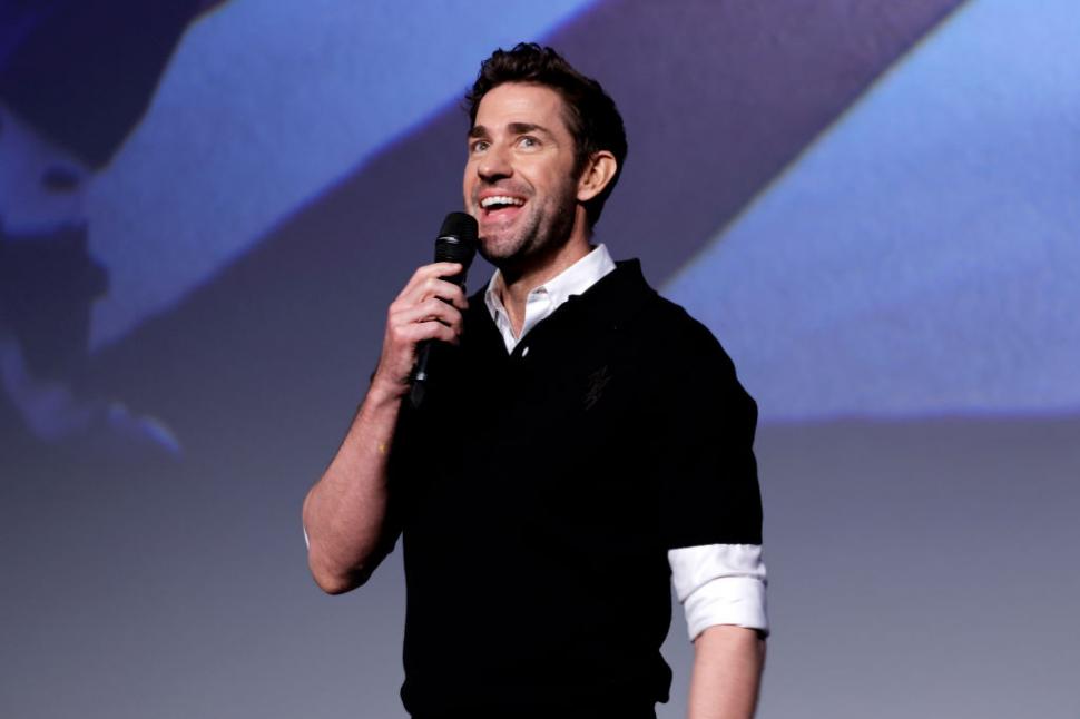 John Krasinski a fost desemnat „cel mai sexy bărbat în viață” în 2024. Este căsătorit cu o actriță celebră 935251