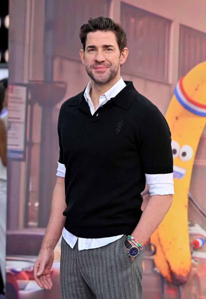 John Krasinski a fost desemnat „cel mai sexy bărbat în viață” în 2024. Este căsătorit cu o actriță celebră 935252