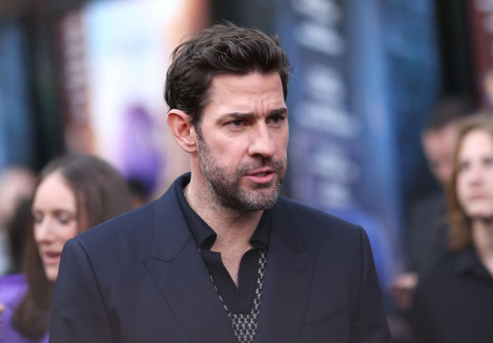 John Krasinski a fost desemnat „cel mai sexy bărbat în viață” în 2024. Este căsătorit cu o actriță celebră 935253
