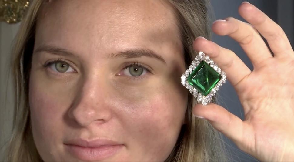 Povestea „smaraldului Aga Khan”, vândut la licitație cu 8.8 milioane de dolari: Elizabeth Taylor l-a primit drept cadou de logodnă 935317