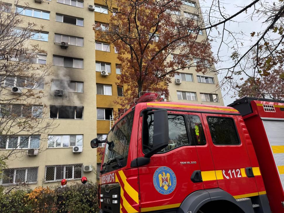 Incendiu puternic într-un bloc din București. O persoană captivă în apartamentul cuprins de flăcări a fost salvată 935726
