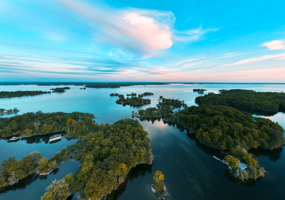 Pe cea mai mică insulă locuită din lume încap doar o casă și un copac: „Faci un pas greșit și înoți” 935750