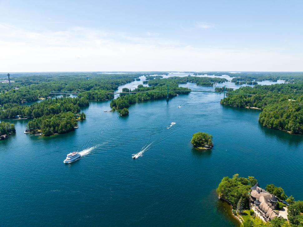 Pe cea mai mică insulă locuită din lume încap doar o casă și un copac: „Faci un pas greșit și înoți” 935753