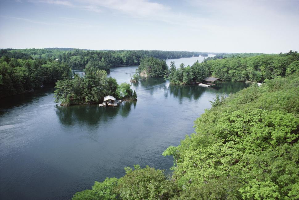 Pe cea mai mică insulă locuită din lume încap doar o casă și un copac: „Faci un pas greșit și înoți” 935758