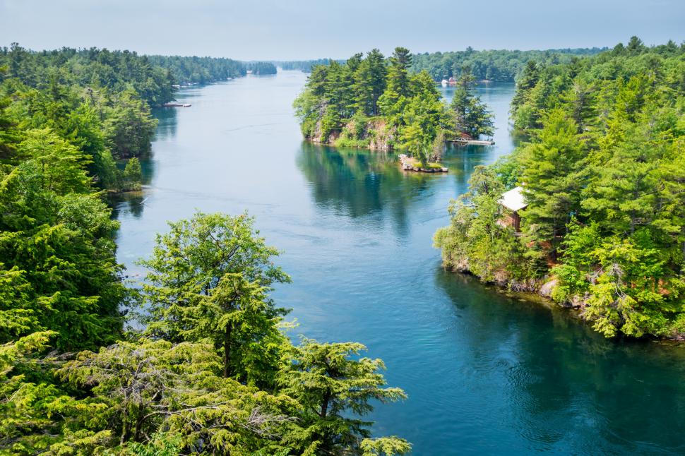 Pe cea mai mică insulă locuită din lume încap doar o casă și un copac: „Faci un pas greșit și înoți” 935759