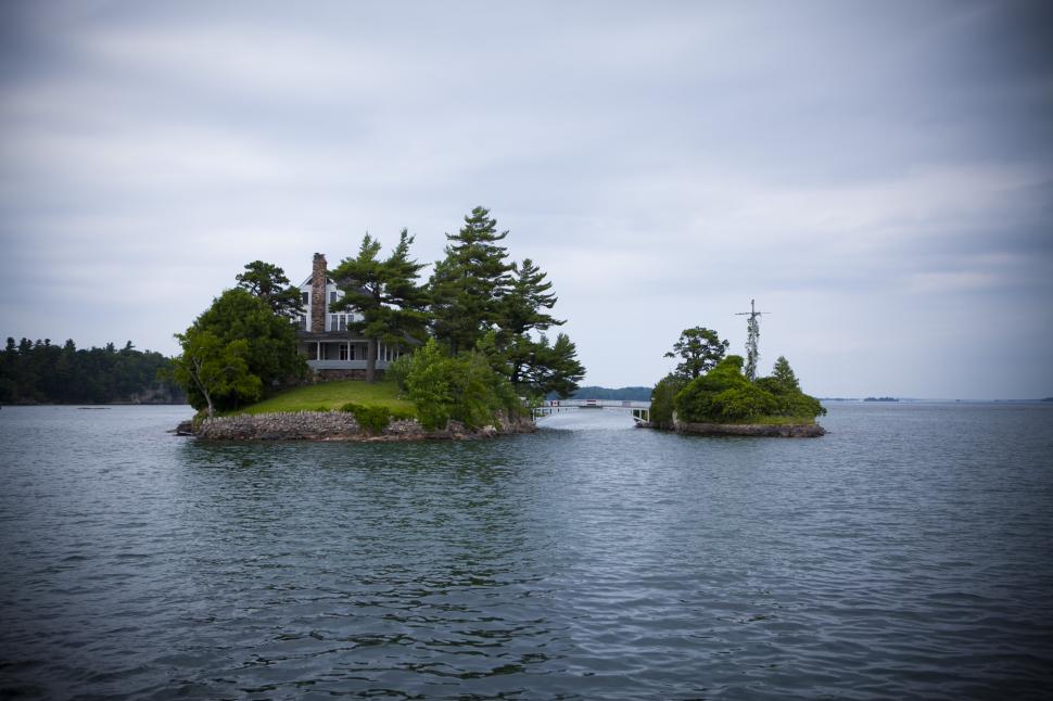 Pe cea mai mică insulă locuită din lume încap doar o casă și un copac: „Faci un pas greșit și înoți” 935762