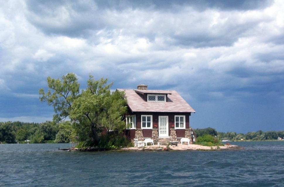 Pe cea mai mică insulă locuită din lume încap doar o casă și un copac: „Faci un pas greșit și înoți” 935764