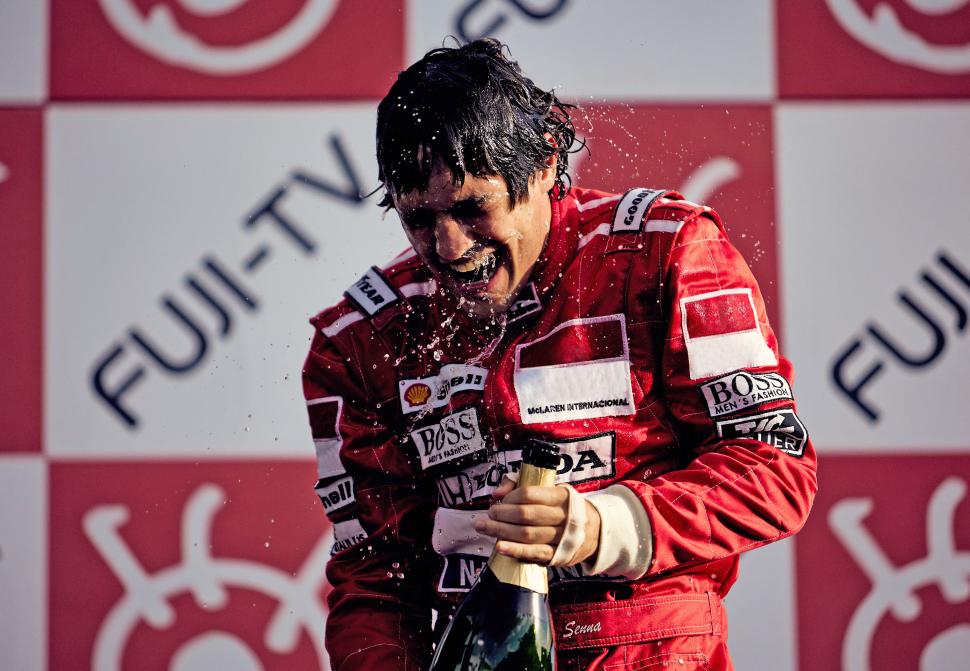 „A fost extrem de greu să joc momentul accidentului”. Ce spun actorii noului serial Netflix despre viața pilotului de F1 Aryton Senna 935631