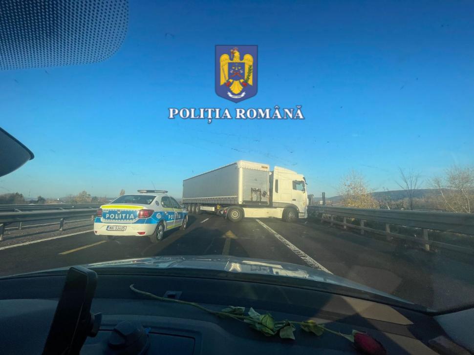 Momentul în care un șofer de TIR a fost prins circulând pe contrasens pe autostrada A1, spre București. A fost lăsat fără permis 936095