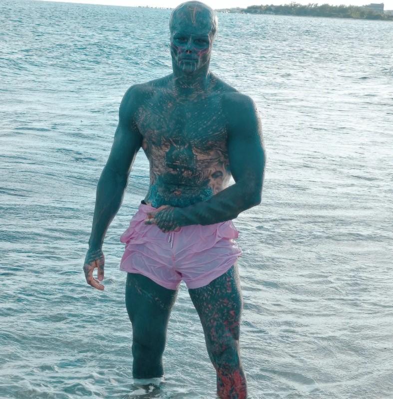 Povestea incredibilă a „celui mai modificat om din lume”. S-a mutat în altă țară ca să-și poată taia urechile și nasul 935818