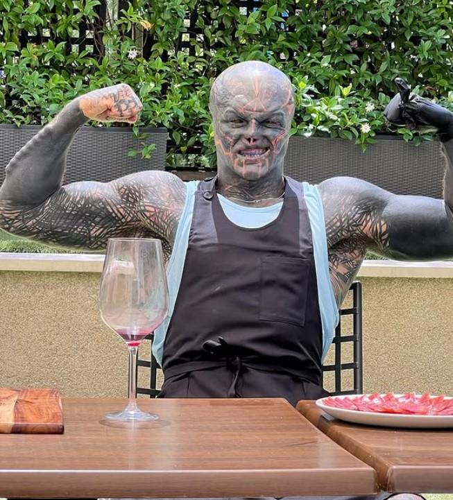 Povestea incredibilă a „celui mai modificat om din lume”. S-a mutat în altă țară ca să-și poată taia urechile și nasul 935827