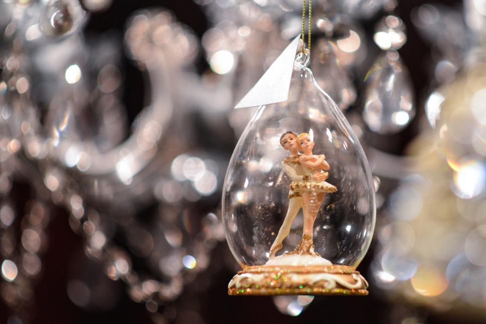 Imagini din târgul de Crăciun din Viena. Un brad de 80 de ani a fost luminat cu  2.000 de luminițe și 1.000 de globuri  936198