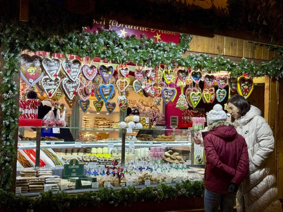 Imagini din târgul de Crăciun din Viena. Un brad de 80 de ani a fost luminat cu  2.000 de luminițe și 1.000 de globuri  936199