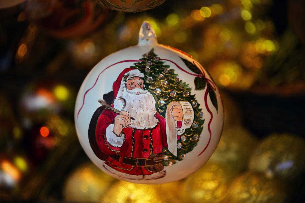 Imagini din târgul de Crăciun din Viena. Un brad de 80 de ani a fost luminat cu  2.000 de luminițe și 1.000 de globuri  936200