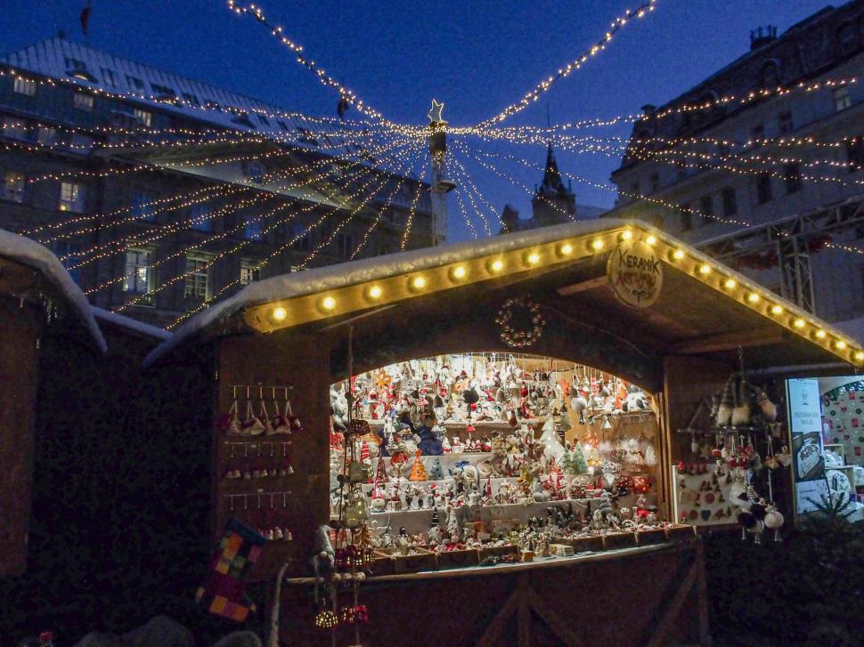 Imagini din târgul de Crăciun din Viena. Un brad de 80 de ani a fost luminat cu  2.000 de luminițe și 1.000 de globuri  936201