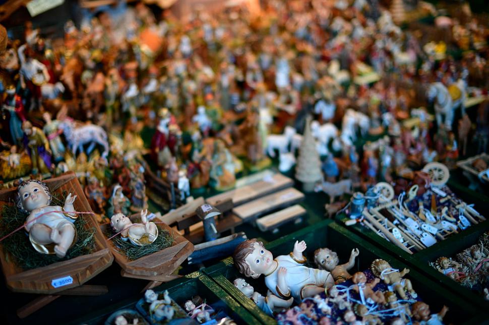 Imagini din târgul de Crăciun din Viena. Un brad de 80 de ani a fost luminat cu  2.000 de luminițe și 1.000 de globuri  936202