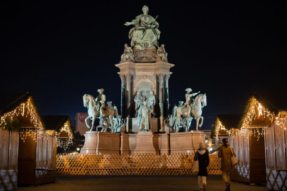 Imagini din târgul de Crăciun din Viena. Un brad de 80 de ani a fost luminat cu  2.000 de luminițe și 1.000 de globuri  936204