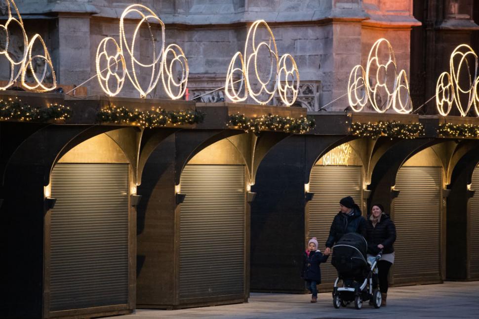 Imagini din târgul de Crăciun din Viena. Un brad de 80 de ani a fost luminat cu  2.000 de luminițe și 1.000 de globuri  936205