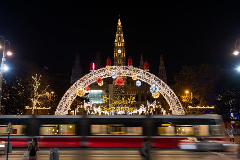 Imagini din târgul de Crăciun din Viena. Un brad de 80 de ani a fost luminat cu  2.000 de luminițe și 1.000 de globuri  936206