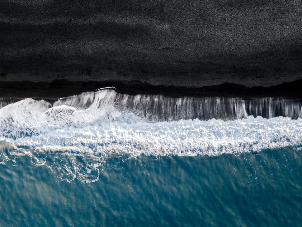 Cum arată în realitate misterioasa plajă neagră din Game of Thrones. A devenit unul dintre cele mai cunoscute locuri din Europa 936335