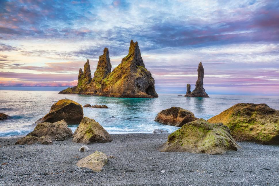 Cum arată în realitate misterioasa plajă neagră din Game of Thrones. A devenit unul dintre cele mai cunoscute locuri din Europa 936336