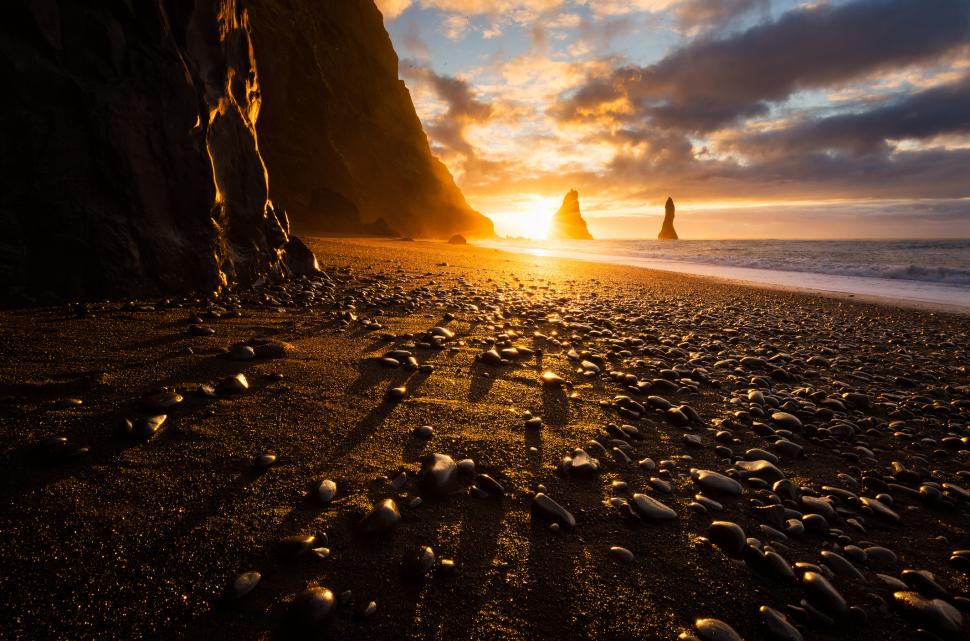 Cum arată în realitate misterioasa plajă neagră din Game of Thrones. A devenit unul dintre cele mai cunoscute locuri din Europa 936343