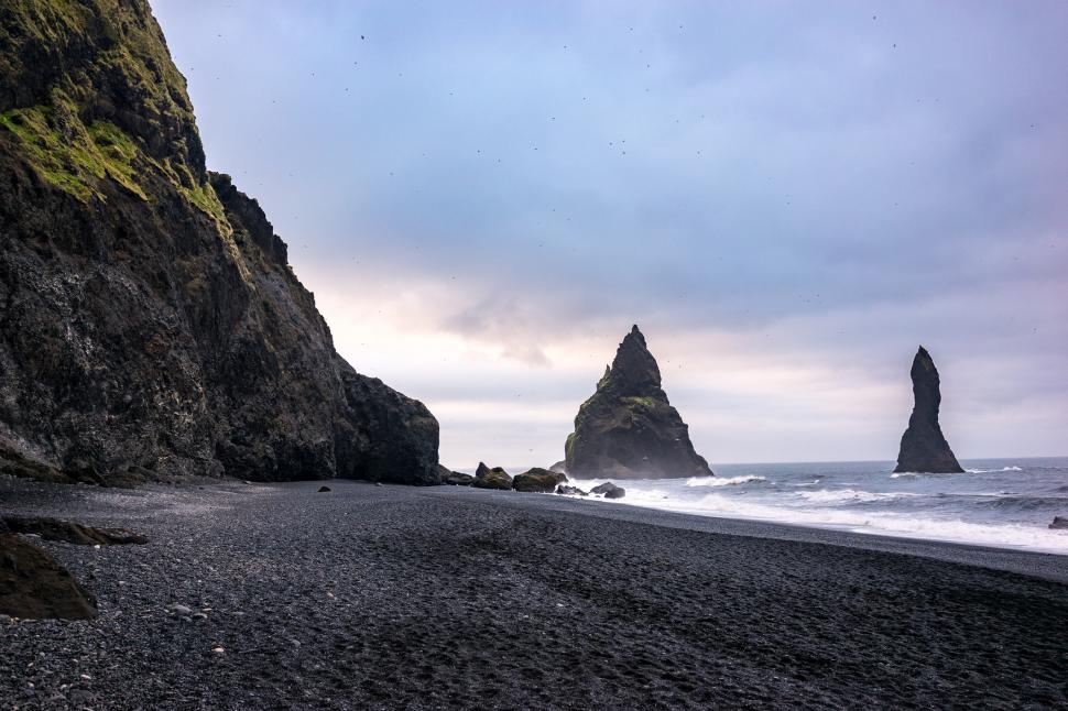 Cum arată în realitate misterioasa plajă neagră din Game of Thrones. A devenit unul dintre cele mai cunoscute locuri din Europa 936344